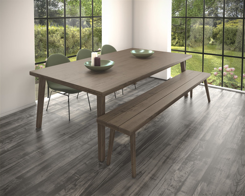 Lichte eetkamer met houten tafel, bank en stoelen voor het raam