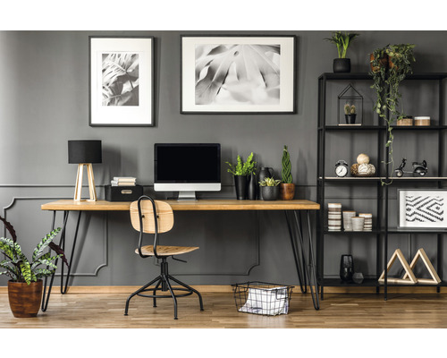 Moderne werkkamer met bureau, bureaustoel, rekken en decoratie