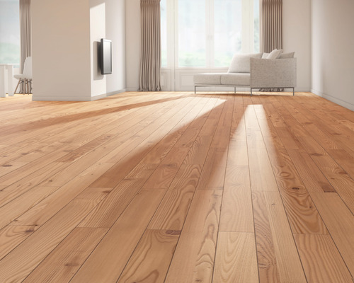 Lichte woonkamer met houten vloer, bank en raam