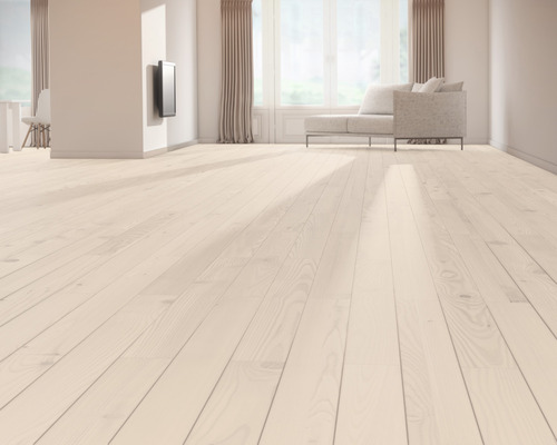 Lichte woonkamer met houten vloer, bank en gordijnen