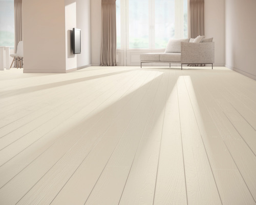 Lichte woonkamer met houten vloer, bank, televisie en raam