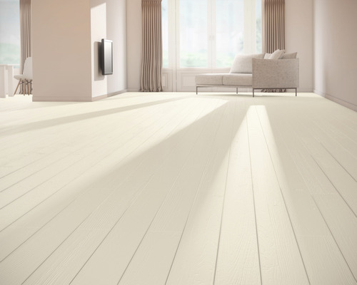 Lichte woonkamer met een lichte houten vloer, een bank en een televisie