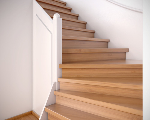 Houten trap met witte leuning binnenshuis