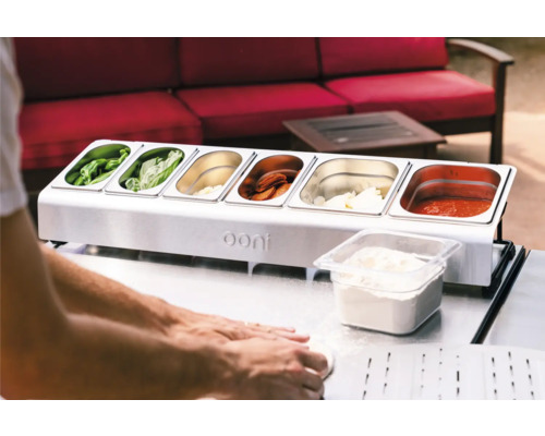 Ooni ingrediëntenstation met verschillende pizza toppings en deegbereiding