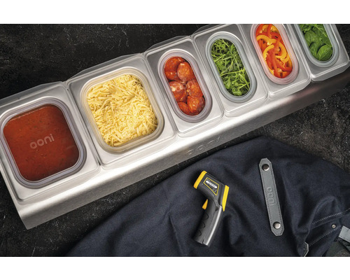 Ooni ingrediëntenbak met pizza ingrediënten, infraroodthermometer en schort