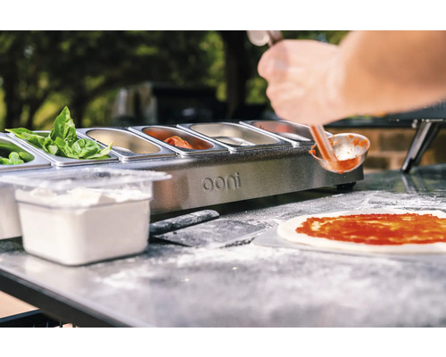 Ooni bereidingstafel met ingrediëntenbakken en pizza
