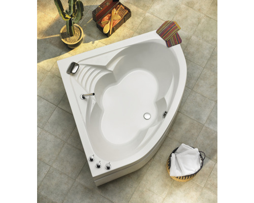 Hoekbad in de badkamer met armaturen