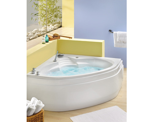 Hoekbad gevuld met water in een badkamer