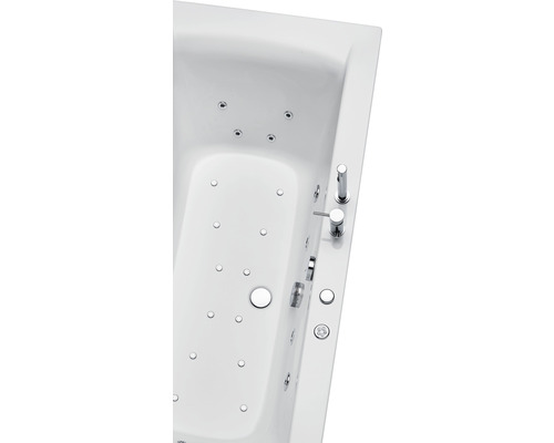 Gedetailleerd beeld van een wit bubbelbad met zilverkleurige armaturen