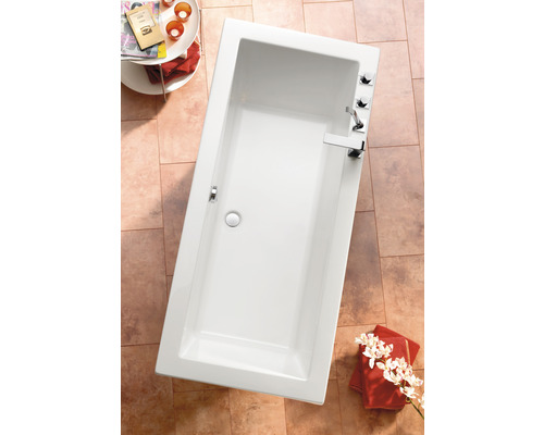 Rechthoekig bad met kraan en overloopgarnituur