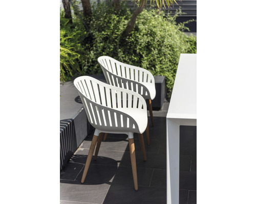 Twee kunststof tuinstoelen met houten poten op een terras