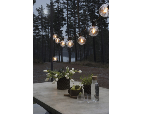 Gedecoreerde tafel met lichtsnoer buitenshuis