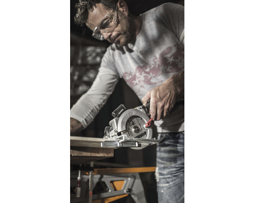 Man zaagt houten plank met een Worx handcirkelzaag