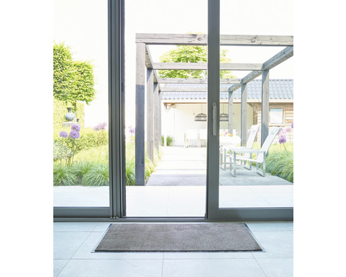 Deurmat voor een schuifdeur met uitzicht op een terras met tuinmeubelen