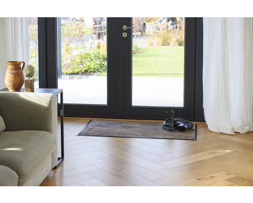 Deurmat voor een terrasdeur in een lichte woonkamer.