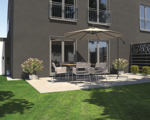 Buitenkant met terrasmeubilair onder een parasol voor een woonhuis