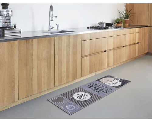 Keuken met houten kasten en tapijt met koffiemotief