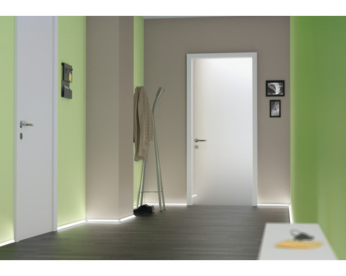 Hal met binnendeuren, kapstok en indirecte verlichting