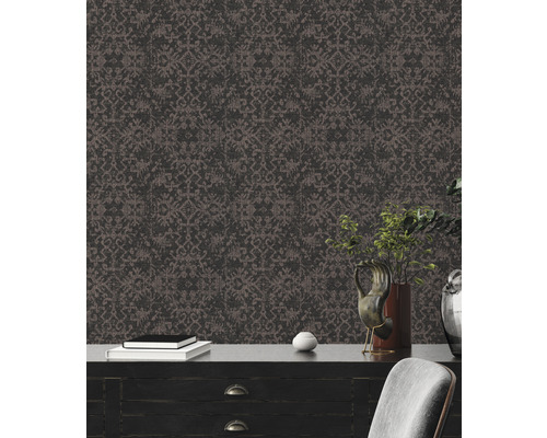 Close-up van een muur met donker behang met patroon achter een dressoir