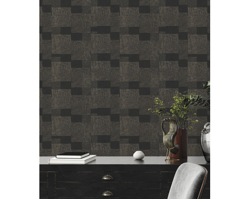 Vierkant behang met grafisch patroon op een donkere commode
