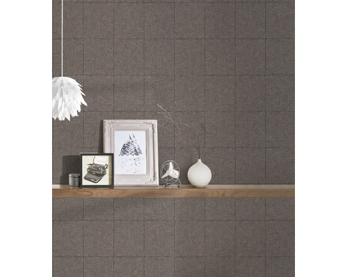 Interieur met patroonbehang, plank en decoratieve objecten