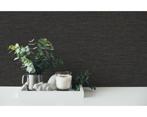 Close-up van een donker textielbehang met tafeldecoratie