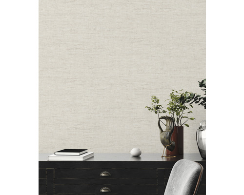 Scene met een licht vliesbehang in linnenlook, gecombineerd met decoratie op een kast.