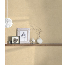 Beige textielbehang in kamer met decoratie op een plank