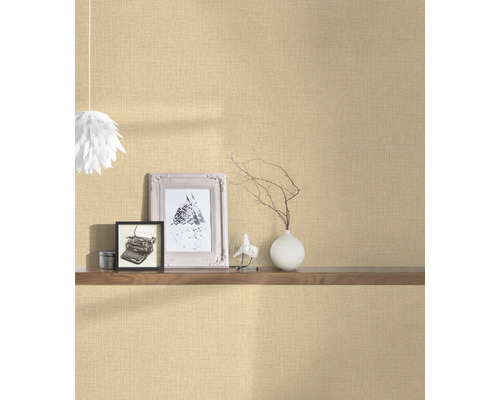 Beige textielbehang in kamer met decoratie op een plank
