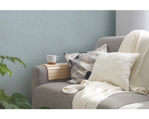 Woonkamer scène met bank, kussens en patroonbehang