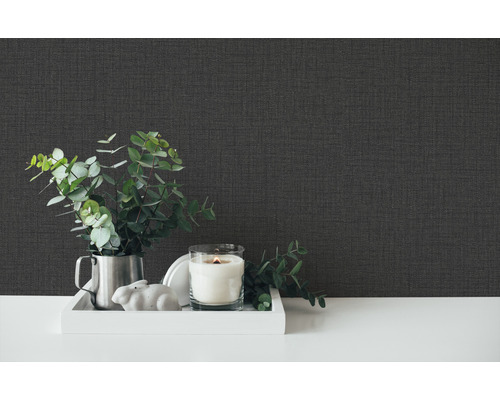 Close-up van een donker textielbehang met decoratie