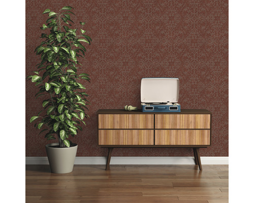 Interieuridee met bruin, gedessineerd behang, houten dressoir, kamerplant en platenspeler