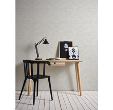 Bureau met lamp, stoel en decoratieartikelen in de werkkamer