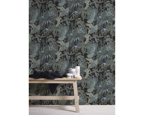 Kamer met botanisch junglebehang, bijzettafel met producten