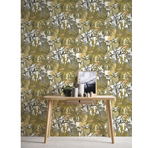 Decoratief behang met plantmotieven en een houten tafel met decoratie