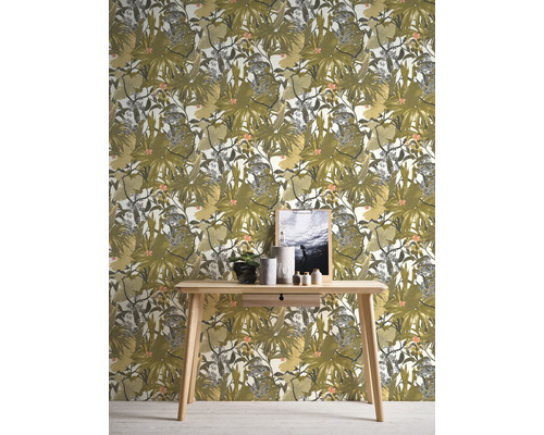 Decoratief behang met plantmotieven en een houten tafel met decoratie