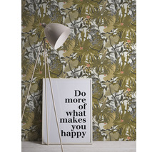 Kamer met junglebehang, vloerlamp en ingelijste spreuk