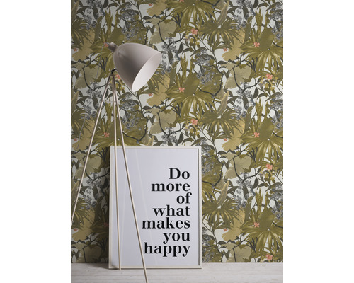 Kamer met junglebehang, vloerlamp en ingelijste spreuk