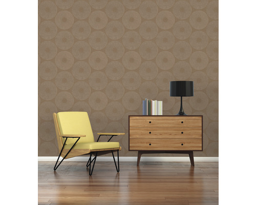 Kamer met fauteuil, commode, lamp en behang met cirkelpatroon