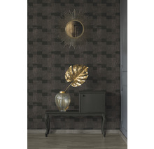 Decoratieve ruimte met patroonbehang, spiegel, tafel, vaas en kast