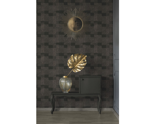 Decoratieve ruimte met patroonbehang, spiegel, tafel, vaas en kast