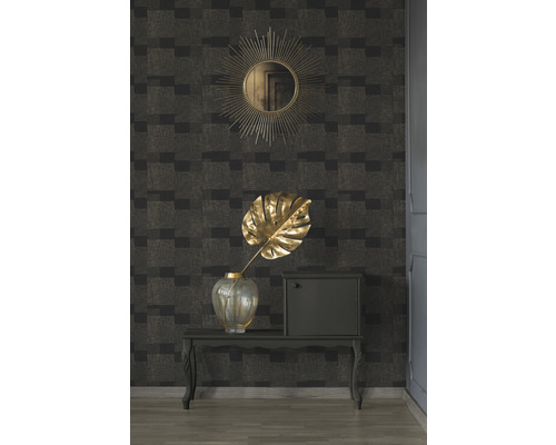 Decoratief interieur met behang, spiegel, tafel en decoratie