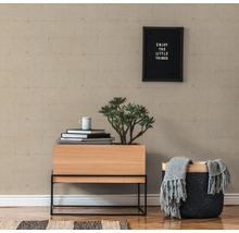 Decoratieve kamer met houten meubels, plant, tekstbord en behang met patroon