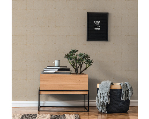 Decoratieve kamer met houten meubels, plant, tekstbord en behang met patroon