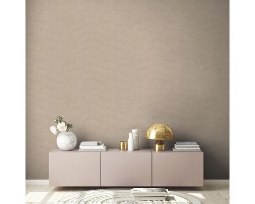 Lichte kamer met beige structuurbehang, dressoir en decoraties