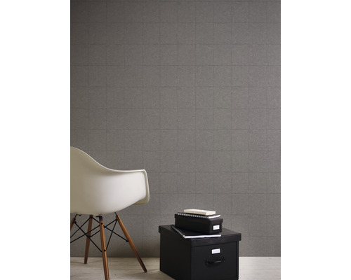 Kamerweergave met grijs tegelbehang, witte stoel en zwarte opbergdozen