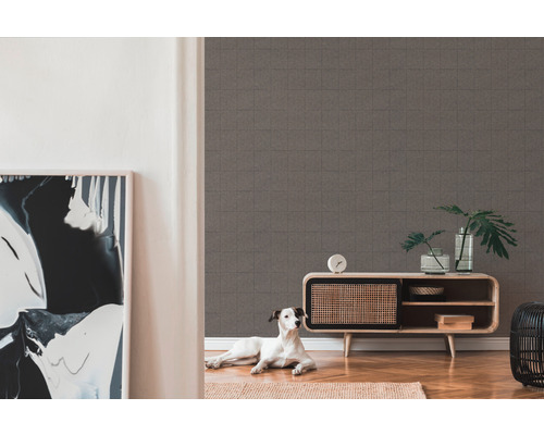 Woonkamer met behang met patroon, dressoir en hond