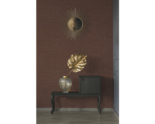 Decoratief interieur met spiegel, vaas, kunstblad en klein kastje op een tafel