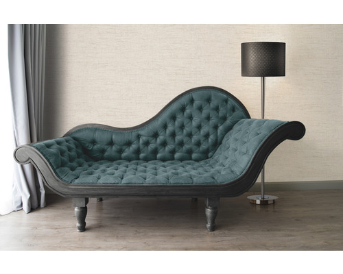 Chaise longue met knoopsluiting en staande lamp in interieur