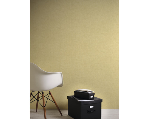 Textielbehang in kamer met stoel en opbergdozen